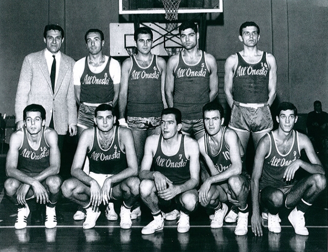 Formazione Pallacanestro All'Onestà Milano 1964/65. In piedi da sx: Forastieri (all.), Gamba, Toth, Masocco, Mauri. Accosciati da sx: Gatti, Volpato, Galletti, Vaccaro, Ronchitelli.